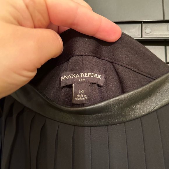 Pleated black midi Banana Republic skirt, size 14. - Picture 3 of 4